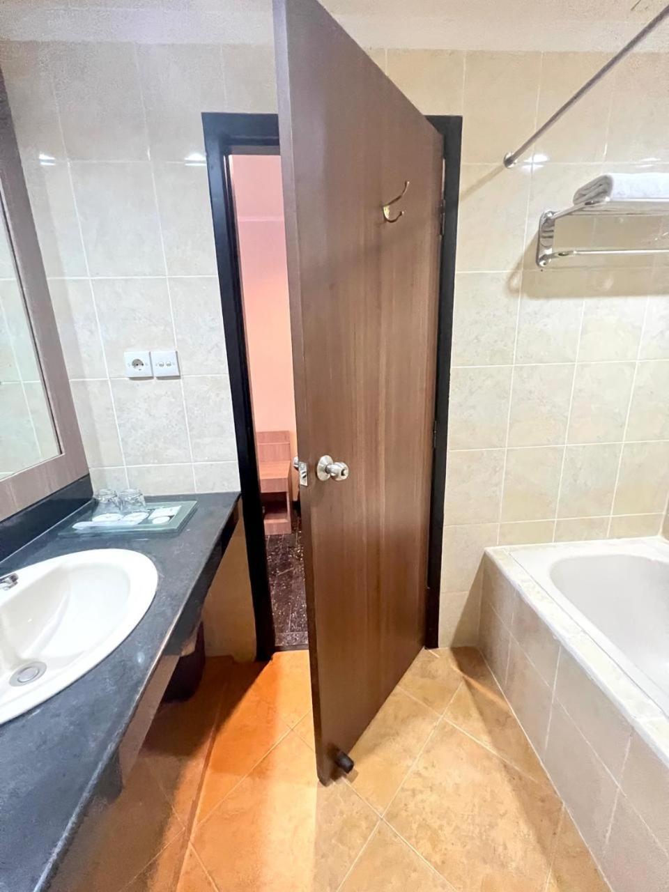 Royal Asia Hotel Palembang Esterno foto